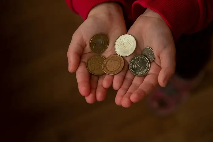 Los hábitos hacia el dinero empiezan mucho antes de la primera cuenta bancaria.